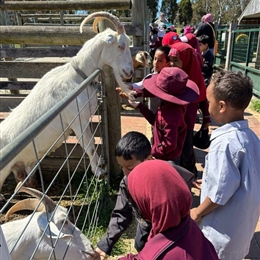Foundation Visit to Bundoora Farm